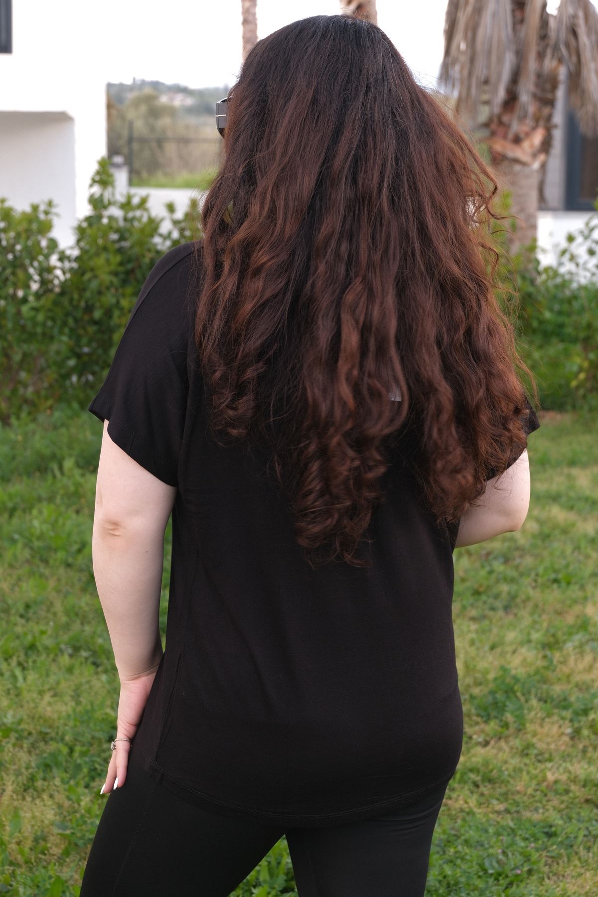 RENKTE YAZI VE NATURAL TAŞLI SİYAH BLUZ