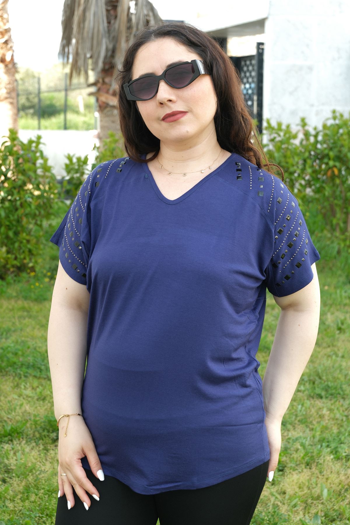 RENKTE BÜYÜK BEDEN OMUZLARI PARÇALI KARE TAŞLI LACİVERT BLUZ