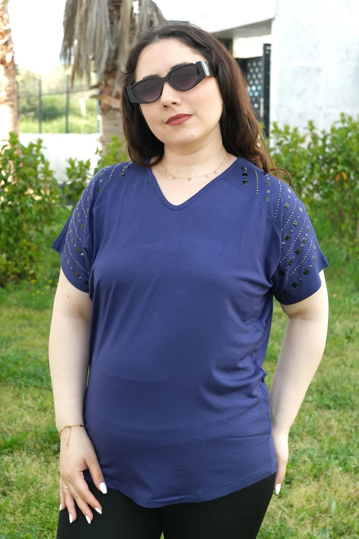 RENKTE BÜYÜK BEDEN OMUZLARI PARÇALI KARE TAŞLI LACİVERT BLUZ