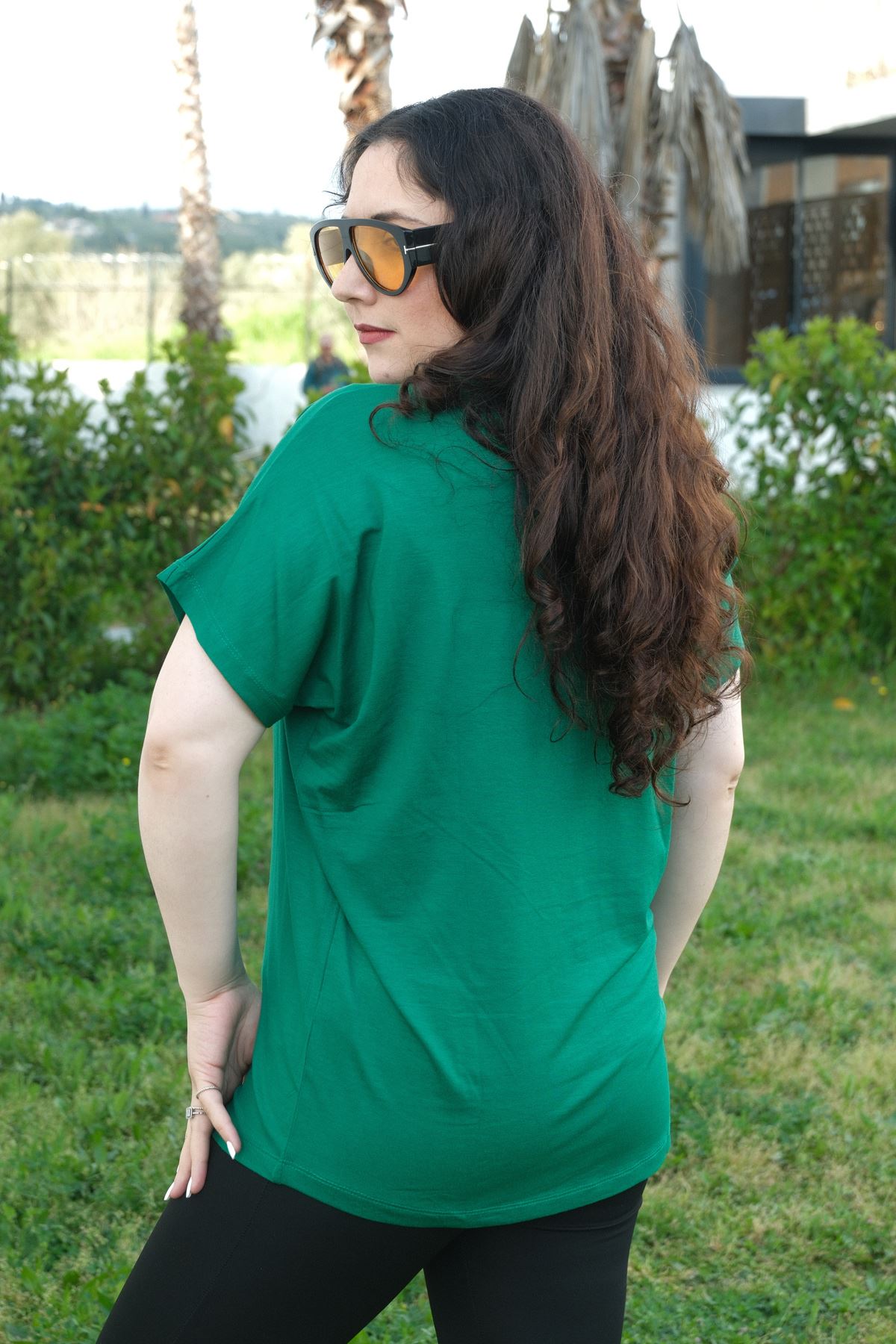 RENKTE YAZI VE NATURAL TAŞLI YEŞİL BLUZ