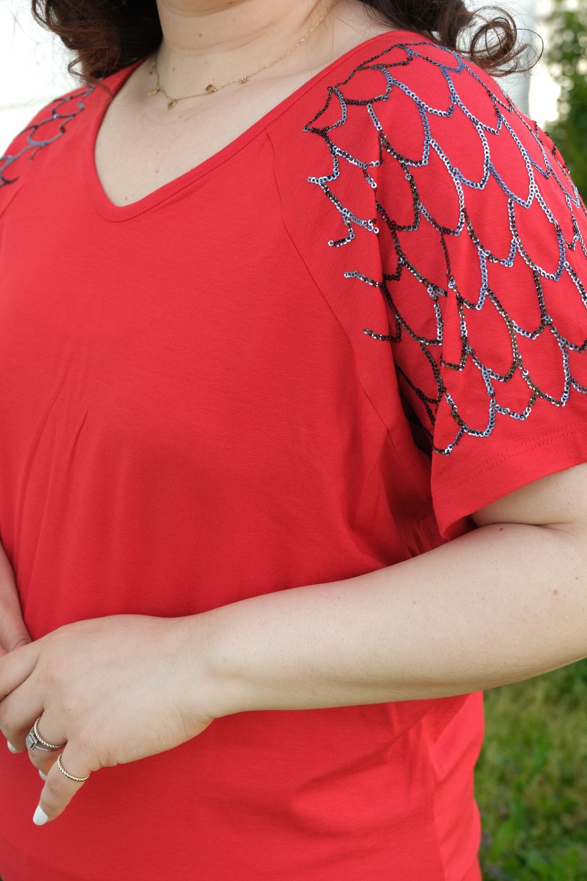 RENKTE BÜYÜK BEDEN KOLLARI PAYET PULLU KIRMIZI BLUZ