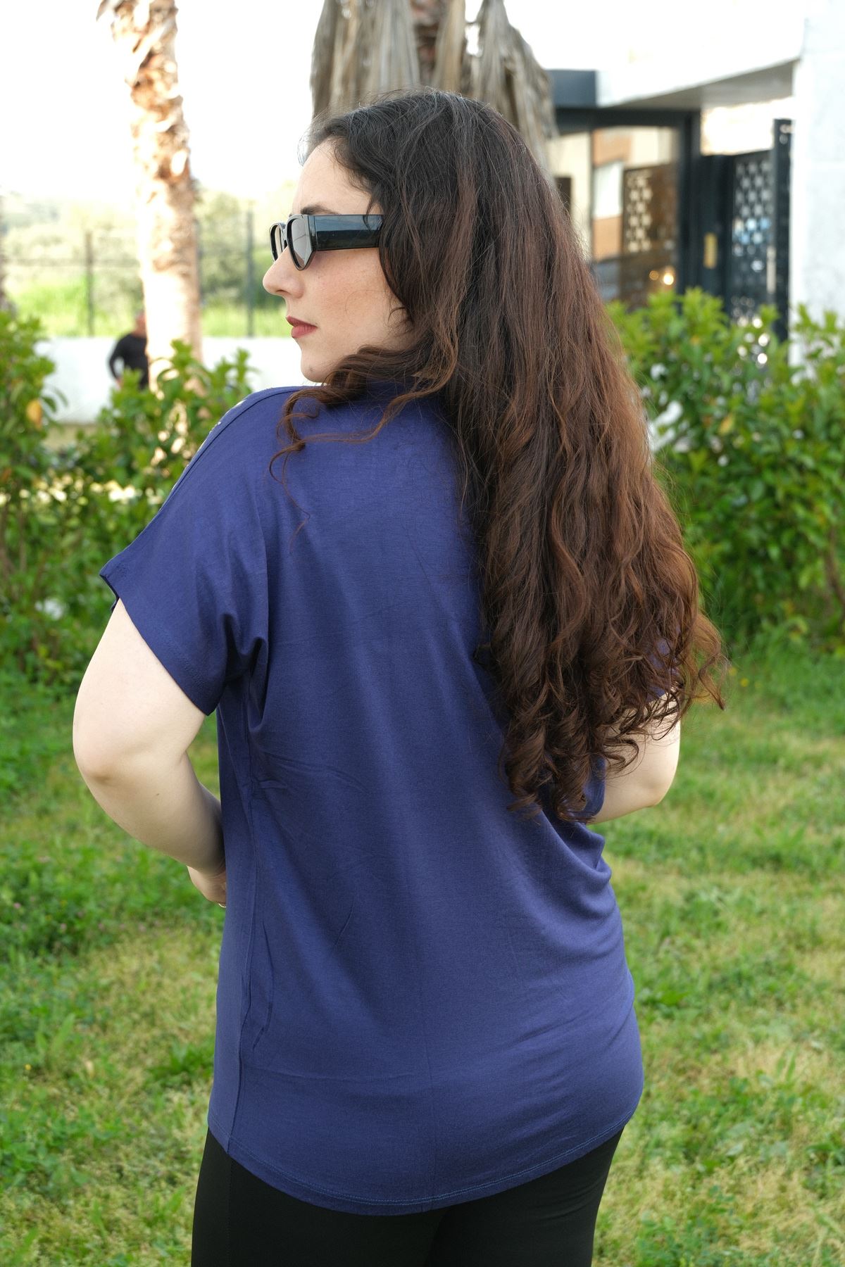 RENKTE BÜYÜK BEDEN OMUZLARI PARÇALI KARE TAŞLI LACİVERT BLUZ