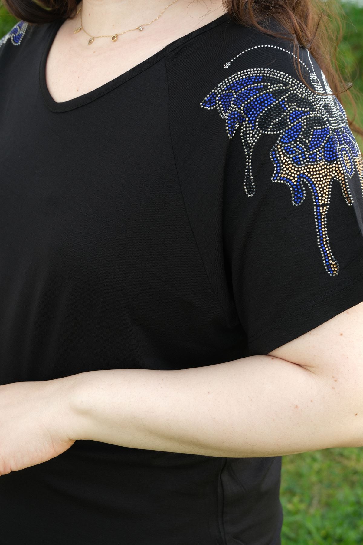 RENKTE BÜYÜK BEDEN OMUZLARI KELEBEK TAŞLI SİYAH BLUZ