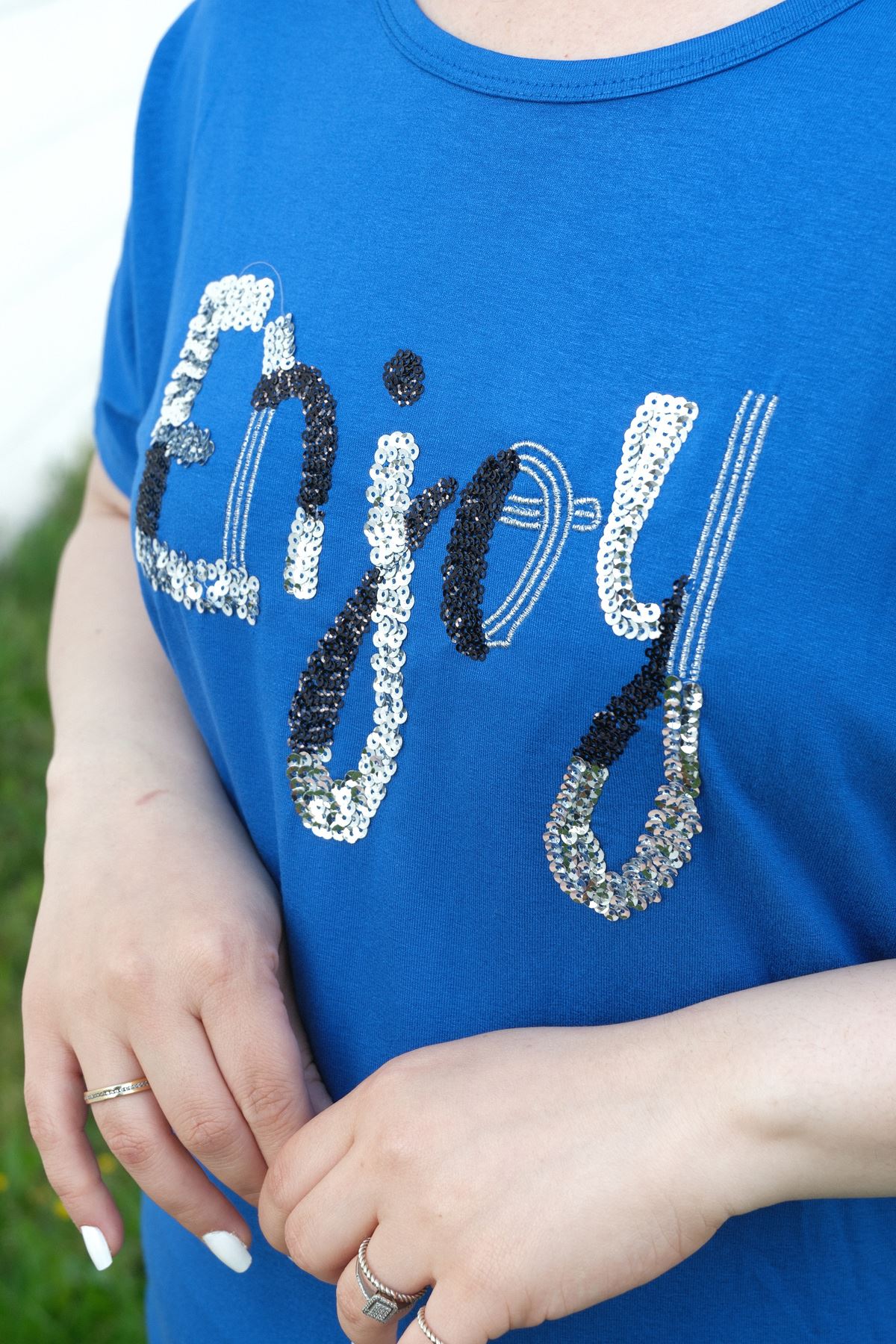 RENKTE BÜYÜK BEDEN ENJOY PULLU NAKIŞLI SAKS BLUZ