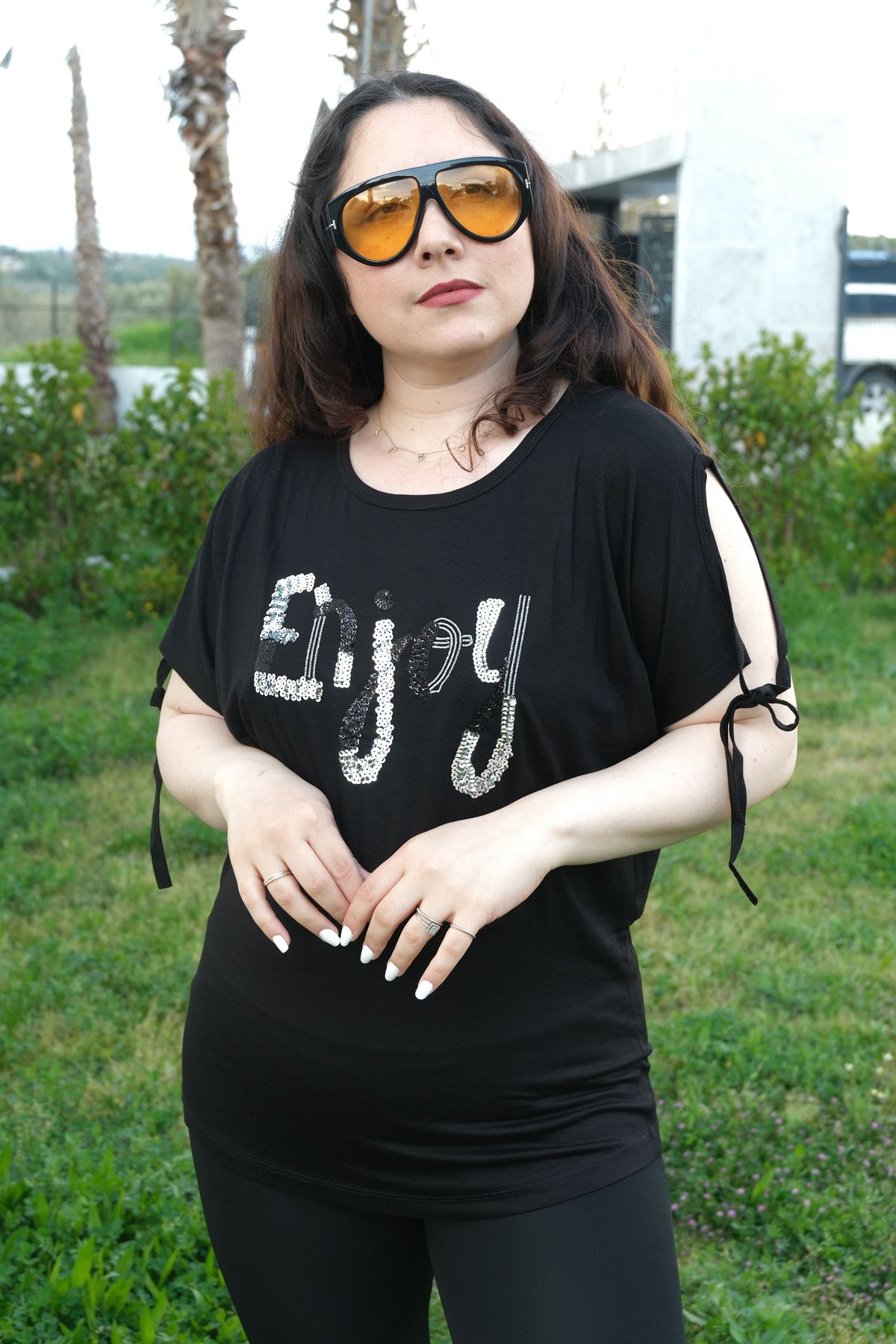 RENKTE BÜYÜK BEDEN ENJOY PULLU NAKIŞLI SİYAH BLUZ