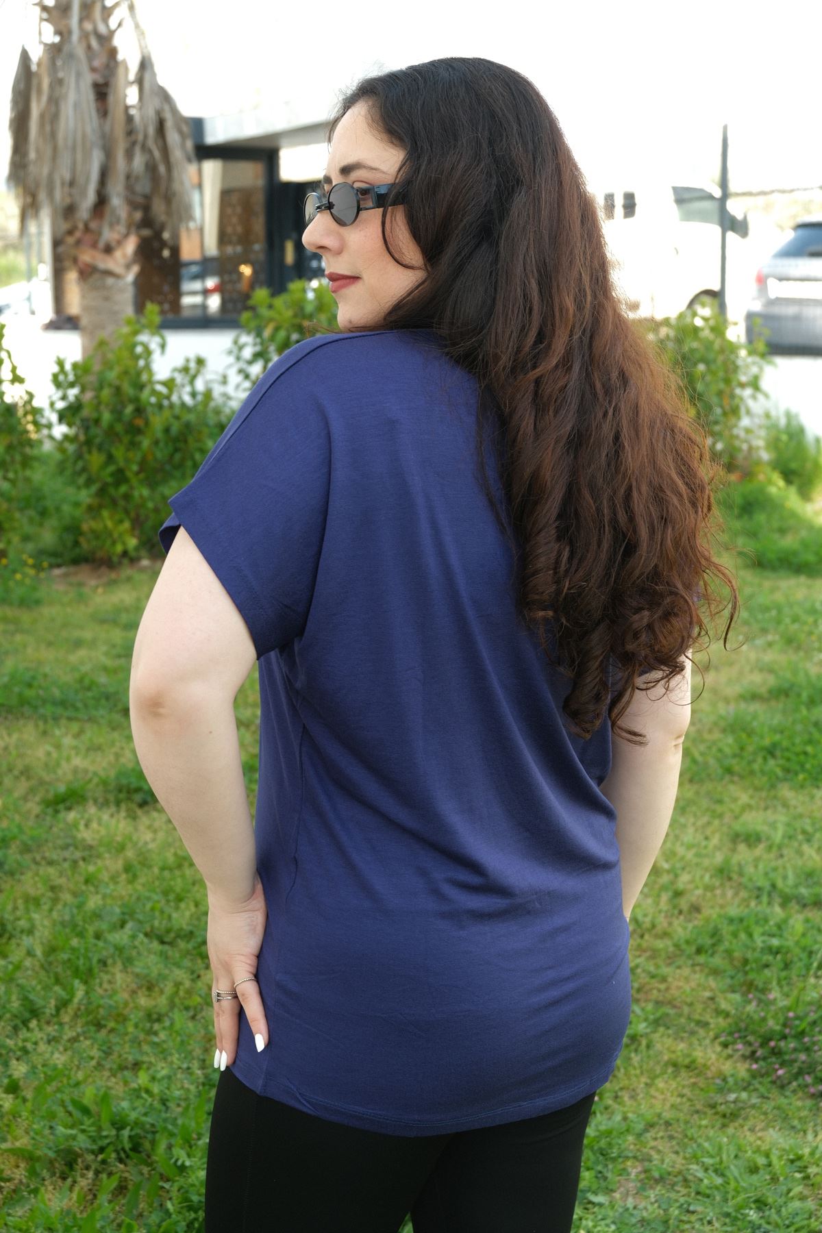 RENKTE BÜYÜK BEDEN PULLU SİMLİ HALKA NAKIŞLI LACİVERT BLUZ