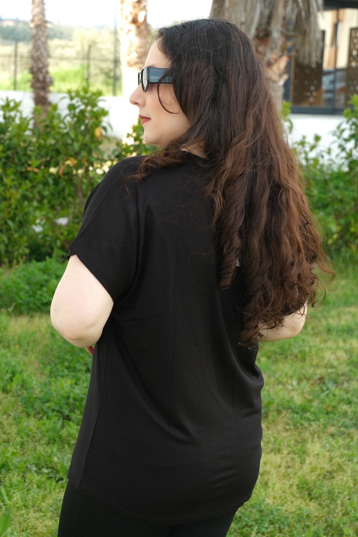 RENKTE BÜYÜK BEDEN SİMLİ PULLU YILDIZ NAKIŞLI SİYAH BLUZ