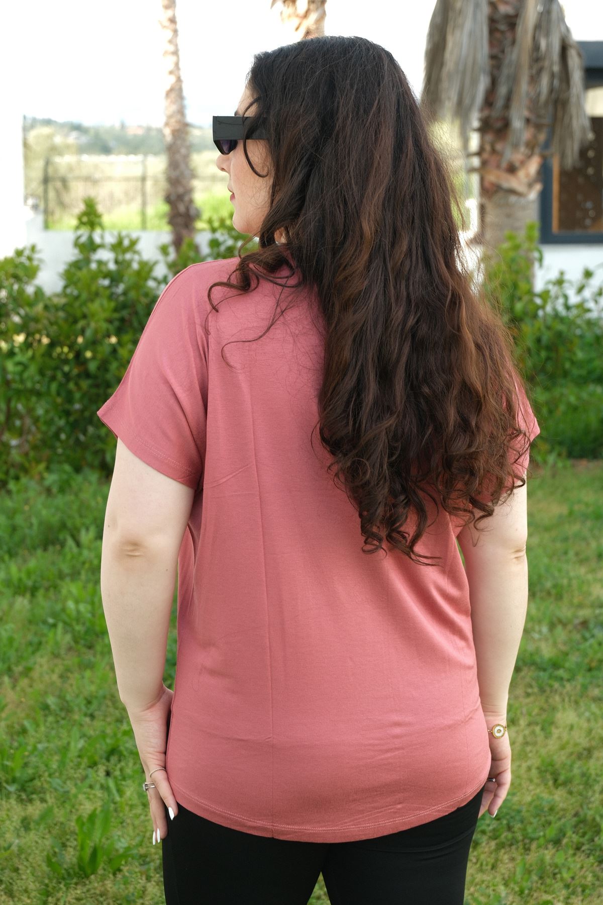 RENKTE BÜYÜK BEDEN V YAKA PULLU YARASA KOL PUDRA BLUZ