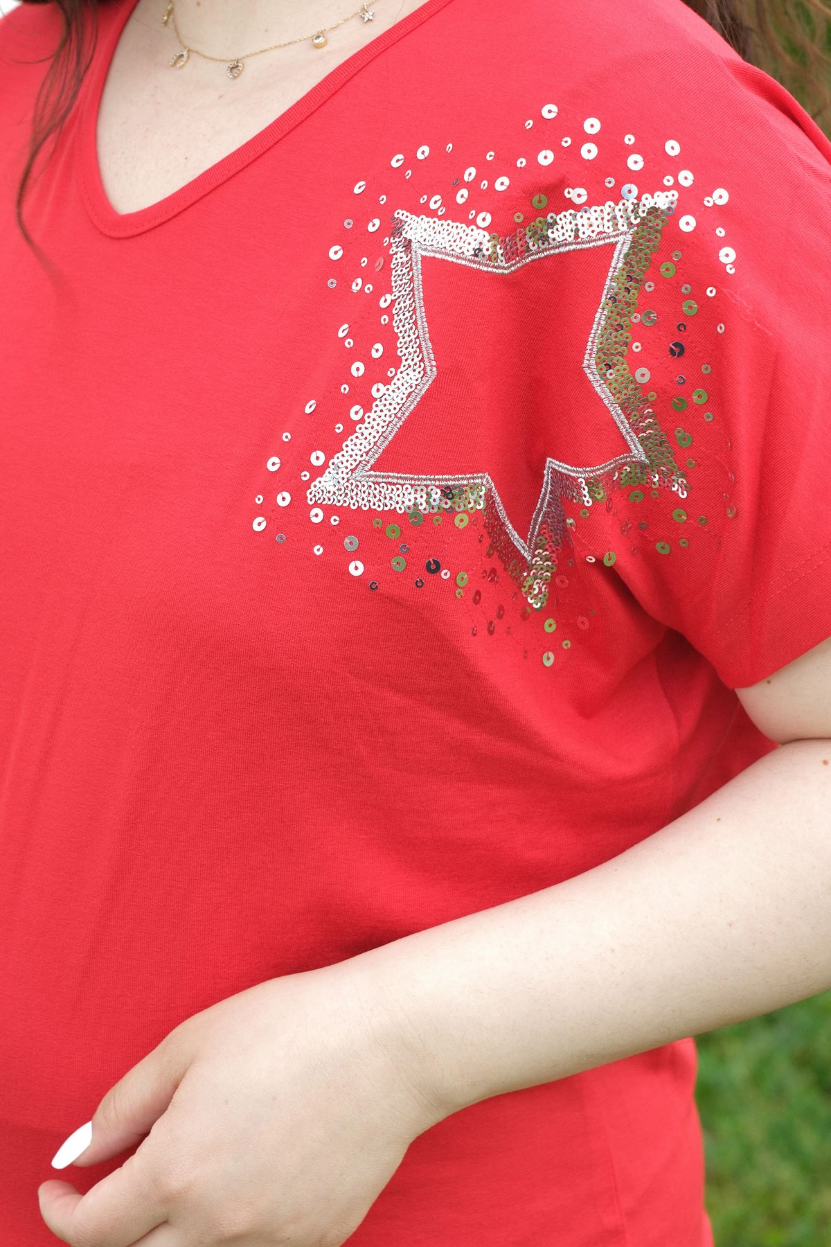 RENKTE BÜYÜK BEDEN SİMLİ PULLU YILDIZ NAKIŞLI KIRMIZI BLUZ