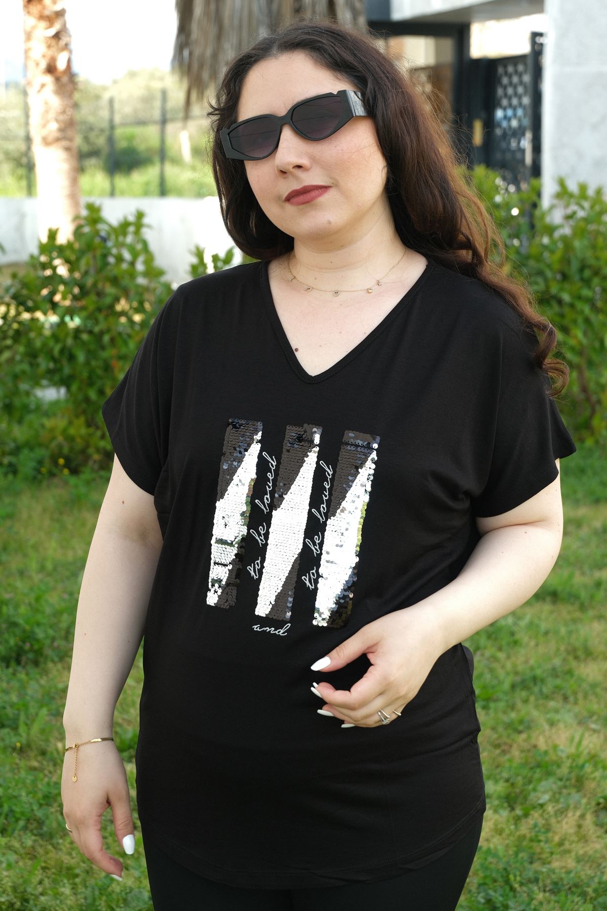 RENKTE BÜYÜK BEDEN V YAKA PULLU YARASA KOL SİYAH BLUZ