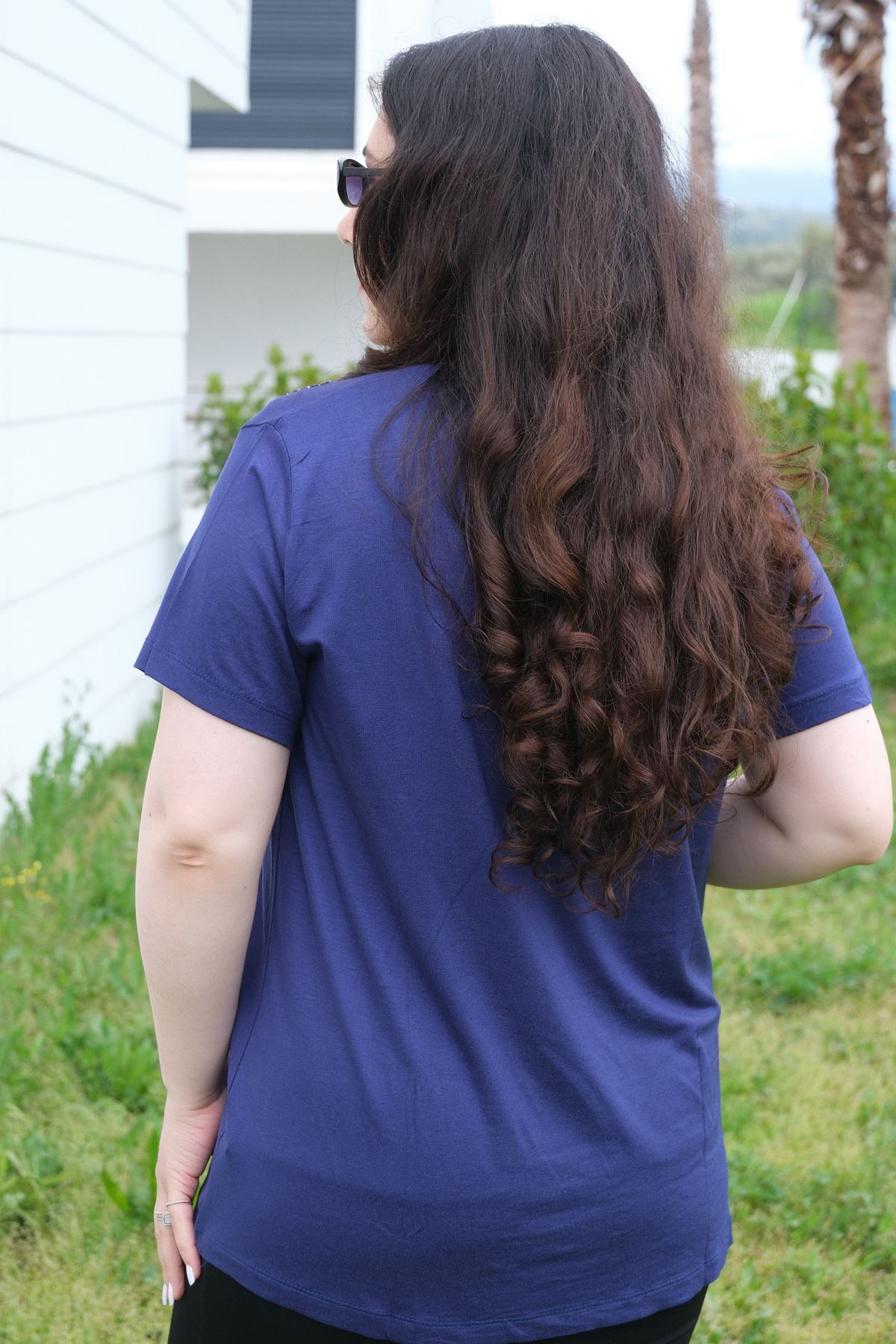 RENKTE BÜYÜK BEDEN YAKASI HALKA TAŞLI SAKS BLUZ