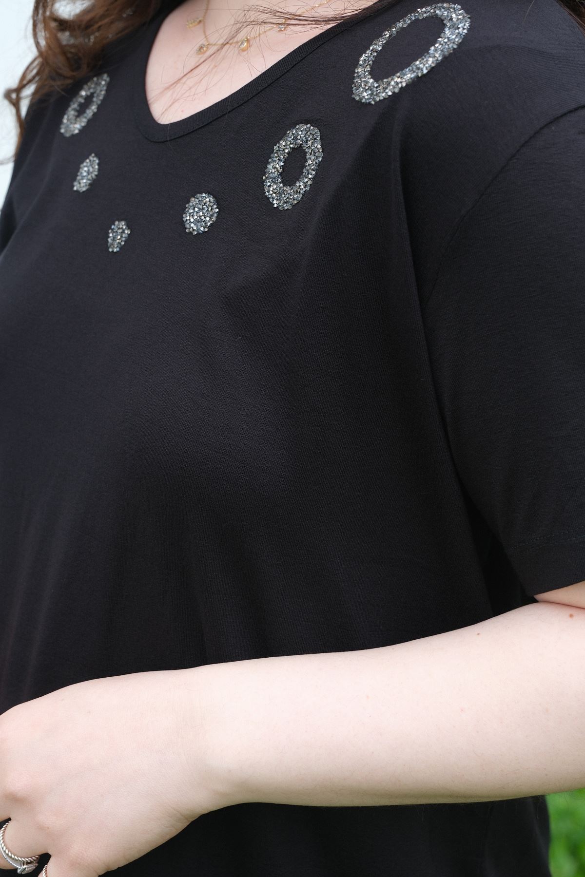 RENKTE BÜYÜK BEDEN YAKASI HALKA TAŞLI SİYAH BLUZ