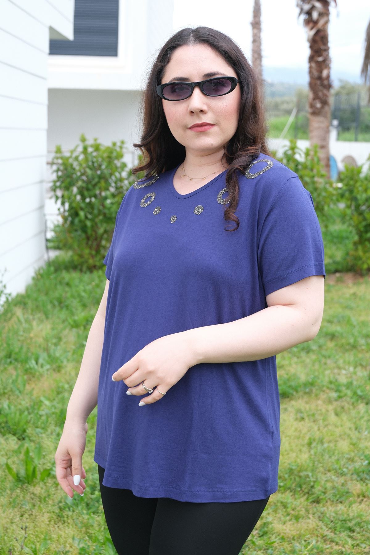 RENKTE BÜYÜK BEDEN YAKASI HALKA TAŞLI SAKS BLUZ