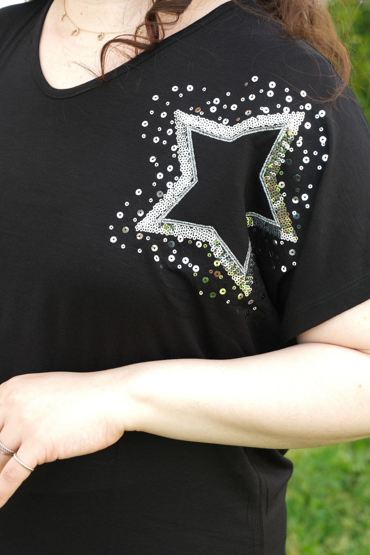 RENKTE BÜYÜK BEDEN SİMLİ PULLU YILDIZ NAKIŞLI SİYAH BLUZ