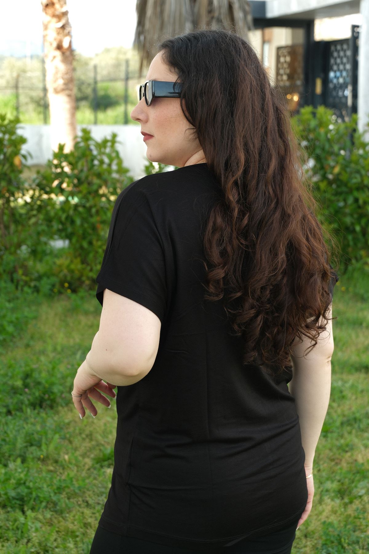 RENKTE BÜYÜK BEDEN V YAKA PULLU YARASA KOL SİYAH BLUZ