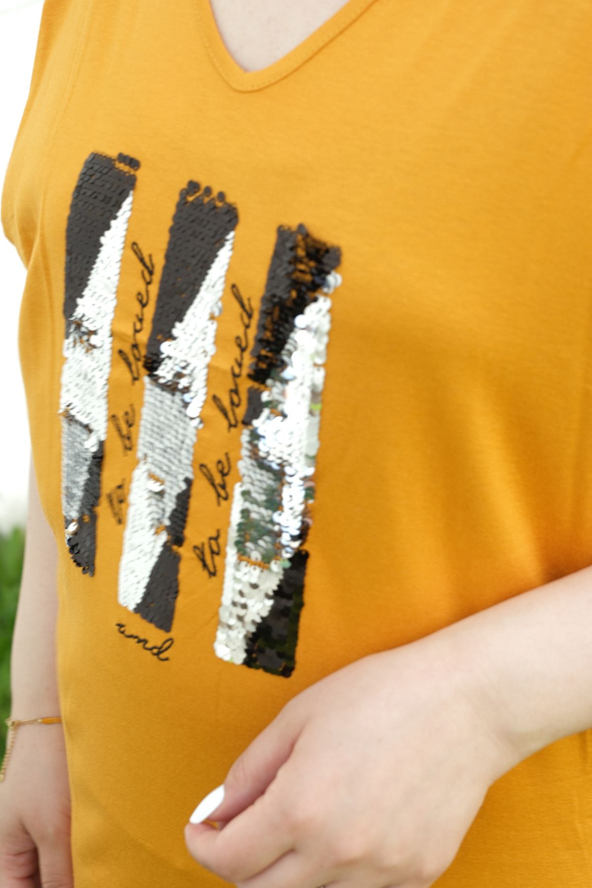 RENKTE BÜYÜK BEDEN V YAKA PULLU YARASA KOL SARI BLUZ