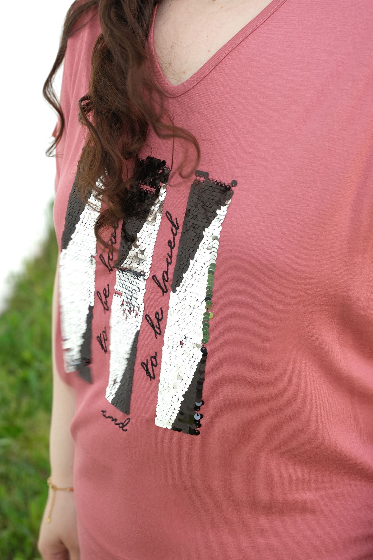 RENKTE BÜYÜK BEDEN V YAKA PULLU YARASA KOL PUDRA BLUZ