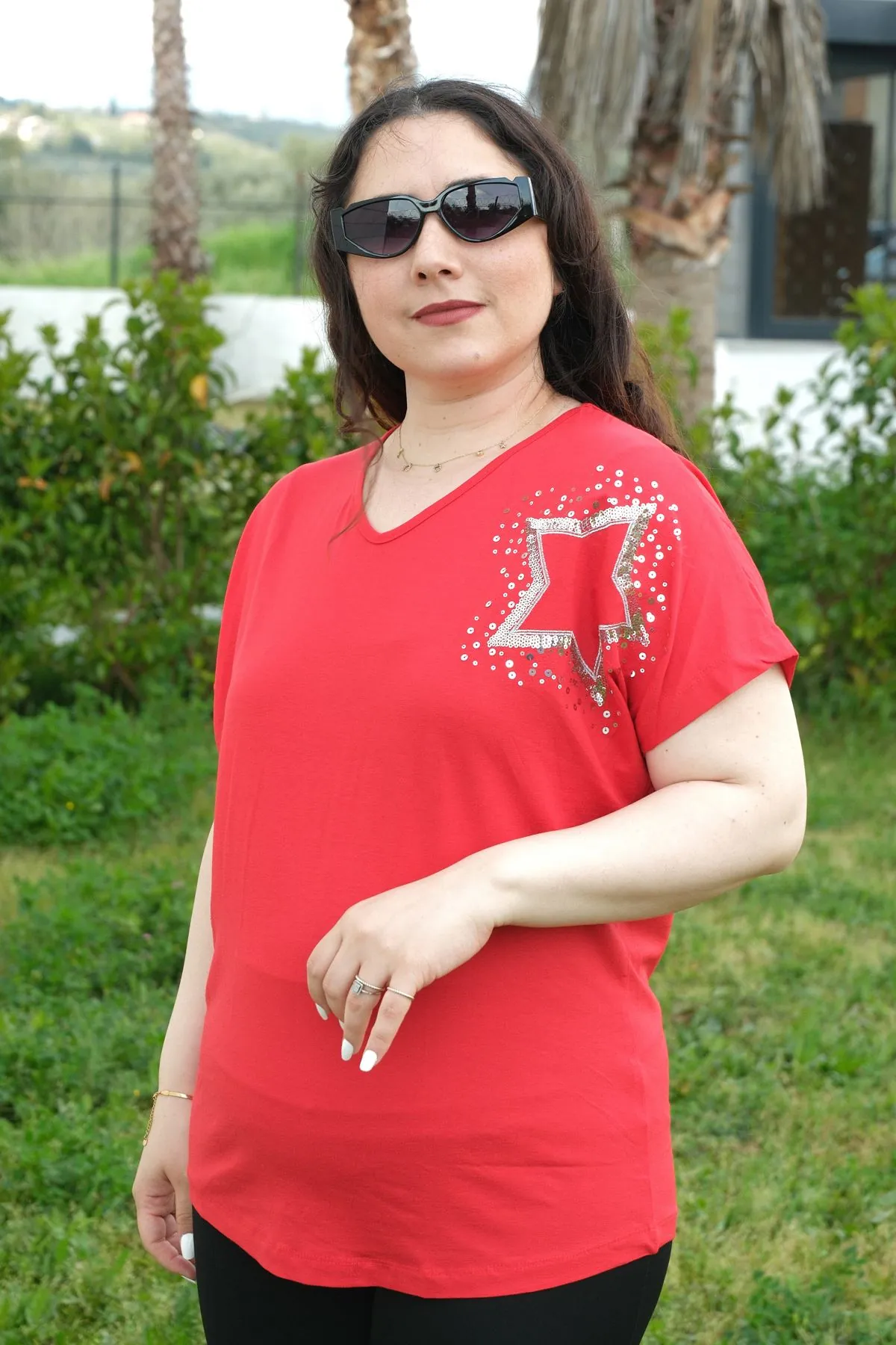RENKTE BÜYÜK BEDEN SİMLİ PULLU YILDIZ NAKIŞLI KIRMIZI BLUZ