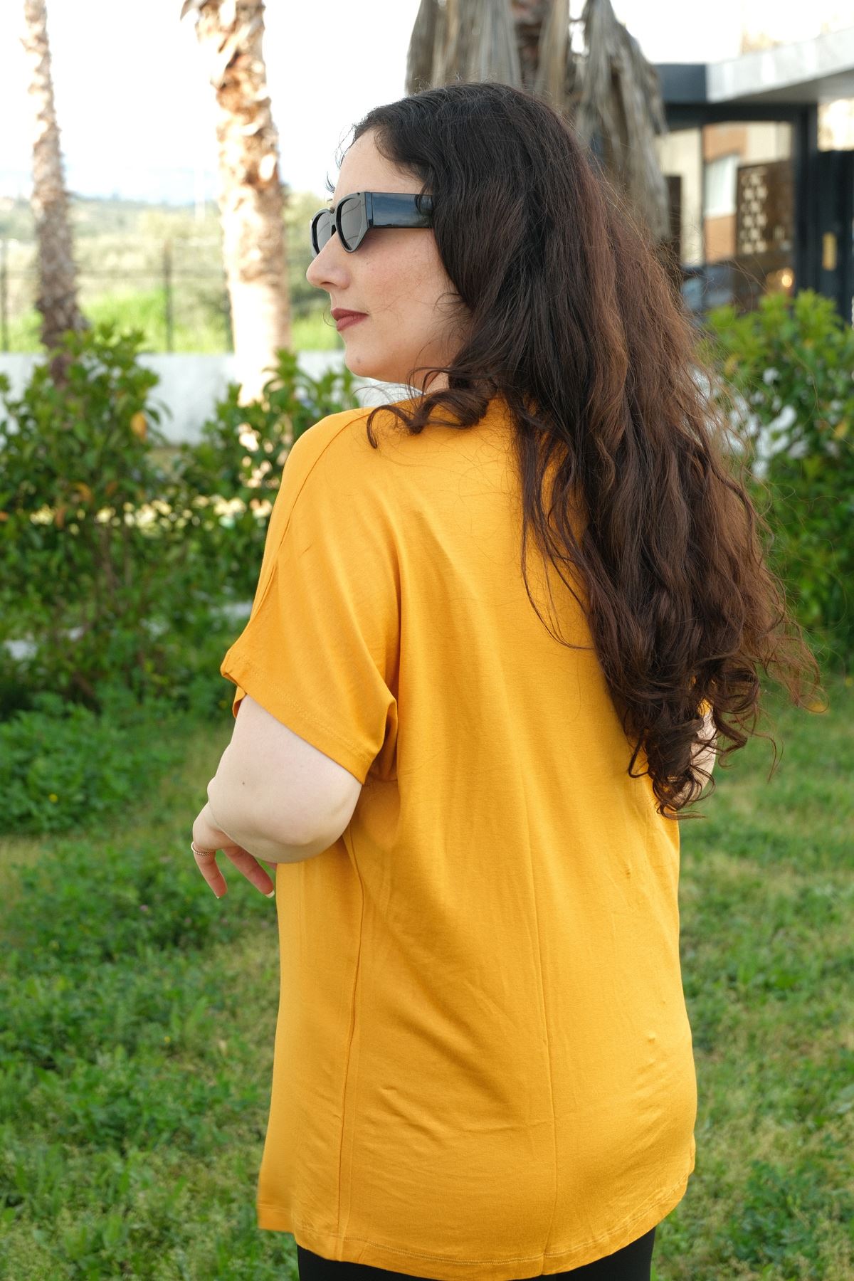 RENKTE BÜYÜK BEDEN V YAKA PULLU YARASA KOL SARI BLUZ