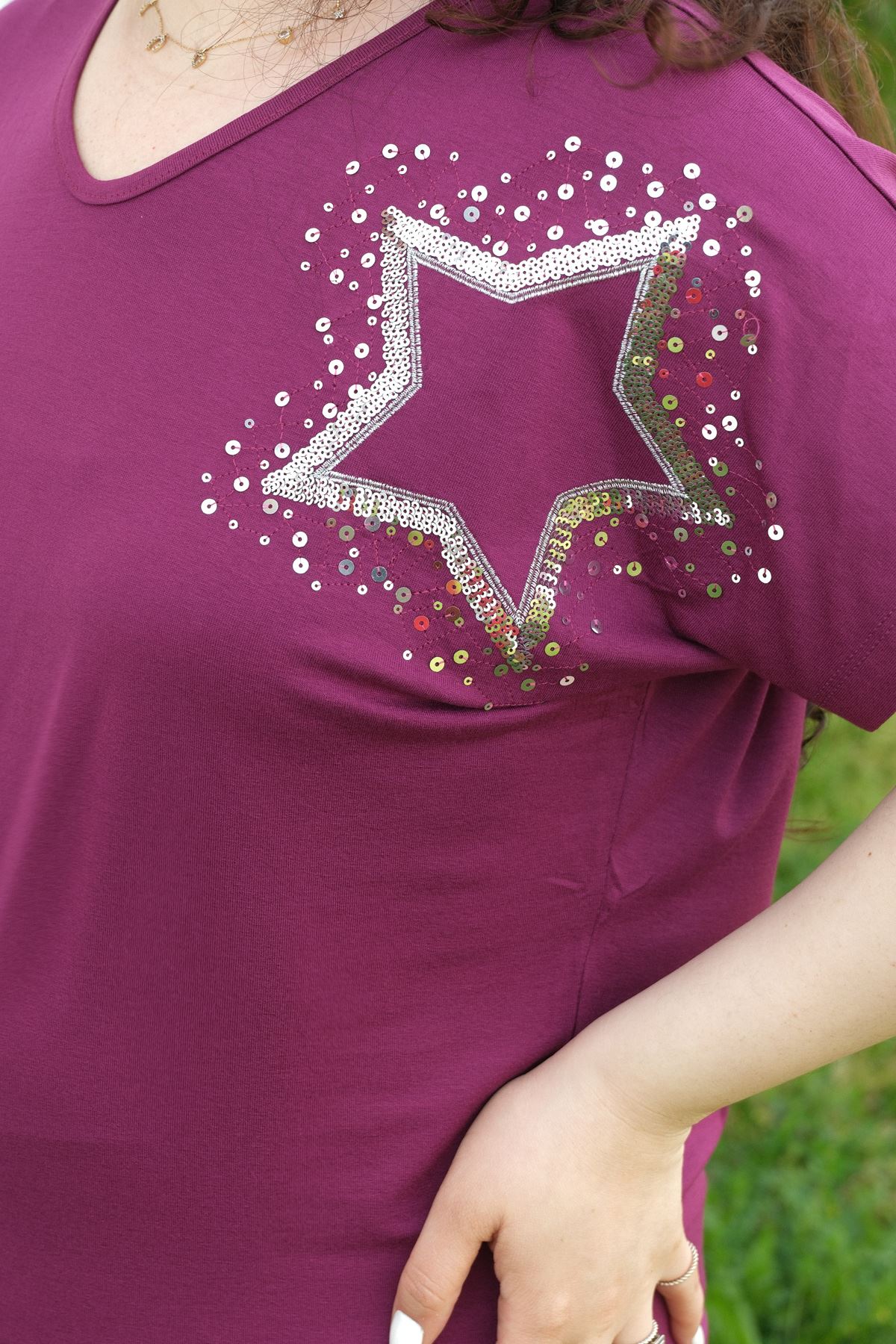 RENKTE BÜYÜK BEDEN SİMLİ PULLU YILDIZ NAKIŞLI MOR BLUZ