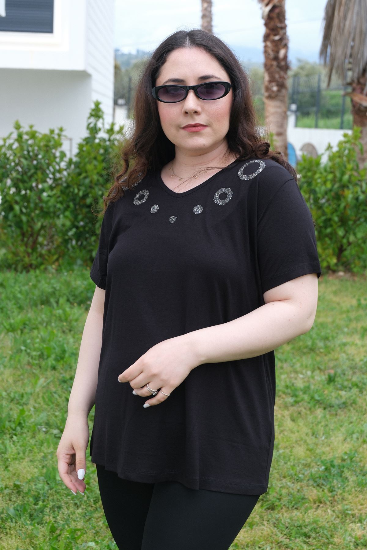 RENKTE BÜYÜK BEDEN YAKASI HALKA TAŞLI SİYAH BLUZ
