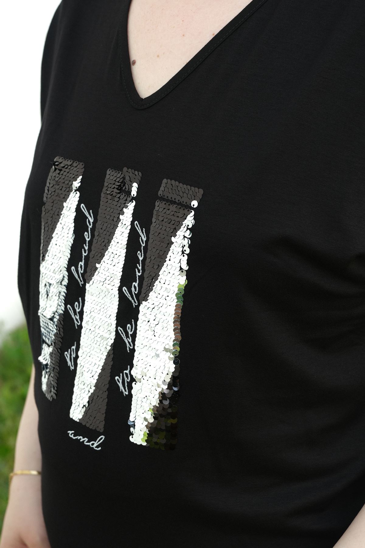 RENKTE BÜYÜK BEDEN V YAKA PULLU YARASA KOL SİYAH BLUZ