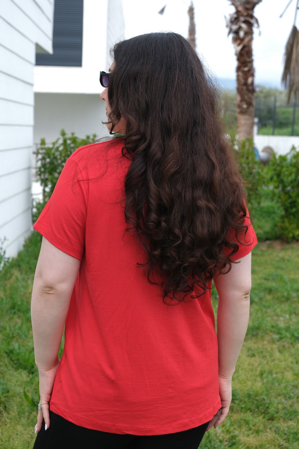 RENKTE BÜYÜK BEDEN YAKASI HALKA TAŞLI KIRMIZI BLUZ