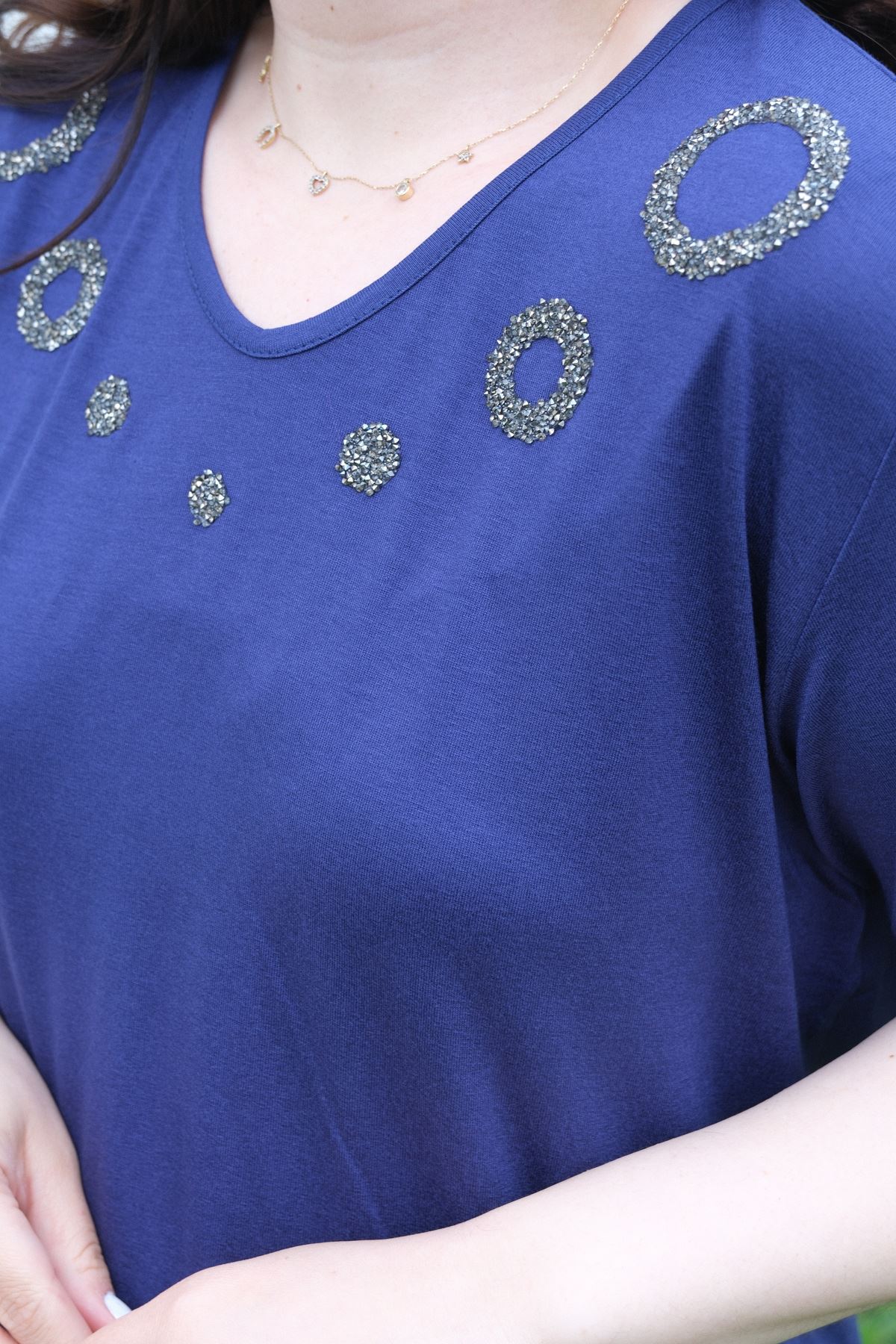 RENKTE BÜYÜK BEDEN YAKASI HALKA TAŞLI SAKS BLUZ