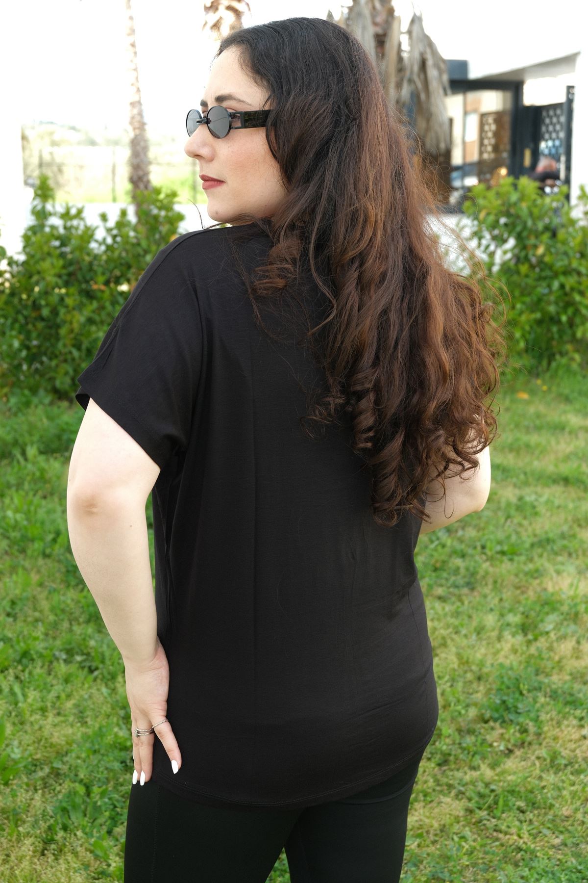 RENKTE BÜYÜK BEDEN PULLU SİMLİ HALKA NAKIŞLI SİYAH BLUZ