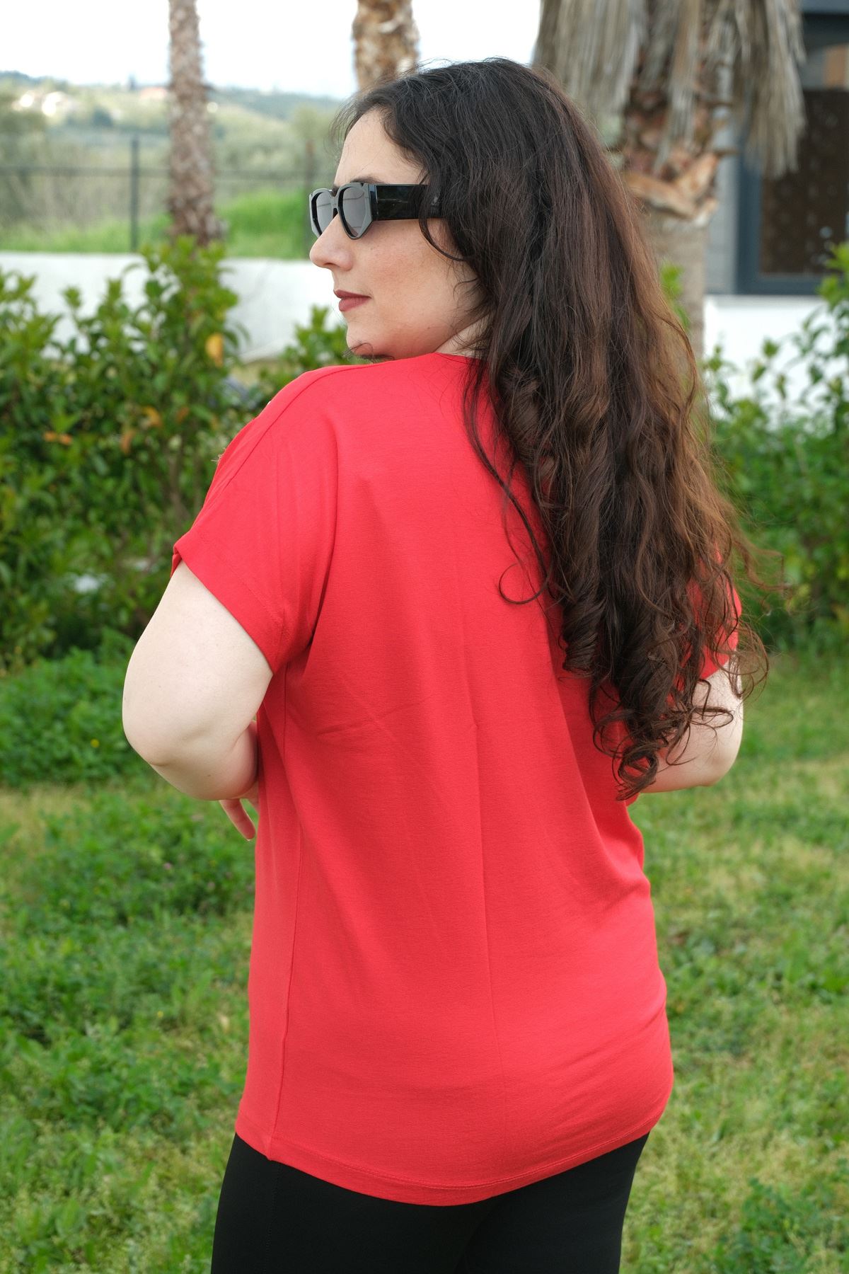 RENKTE BÜYÜK BEDEN SİMLİ PULLU YILDIZ NAKIŞLI KIRMIZI BLUZ