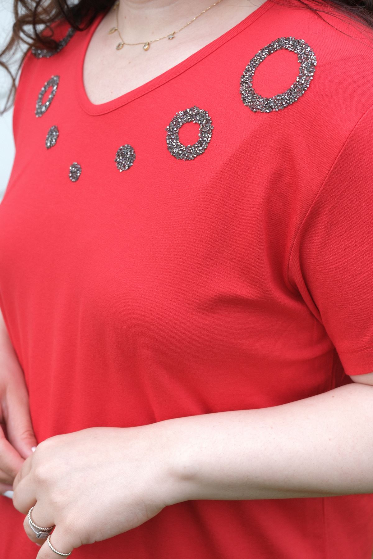 RENKTE BÜYÜK BEDEN YAKASI HALKA TAŞLI KIRMIZI BLUZ