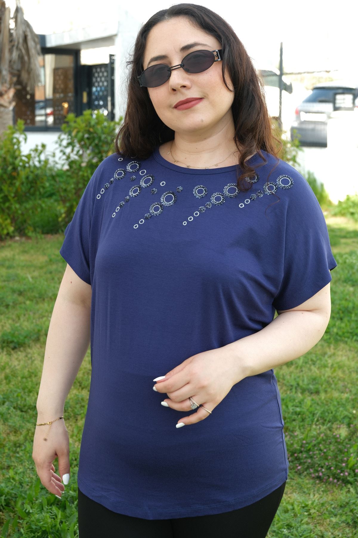 RENKTE BÜYÜK BEDEN PULLU SİMLİ HALKA NAKIŞLI LACİVERT BLUZ