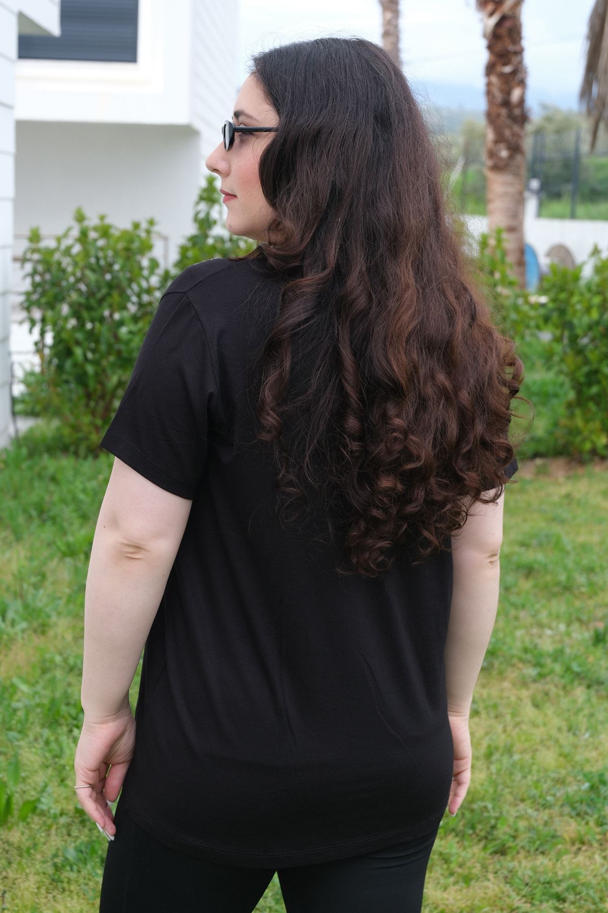 RENKTE BÜYÜK BEDEN YAKASI HALKA TAŞLI SİYAH BLUZ