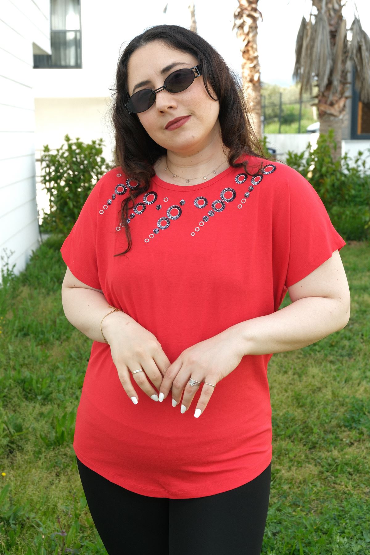 RENKTE BÜYÜK BEDEN PULLU SİMLİ HALKA NAKIŞLI KIRMIZI BLUZ