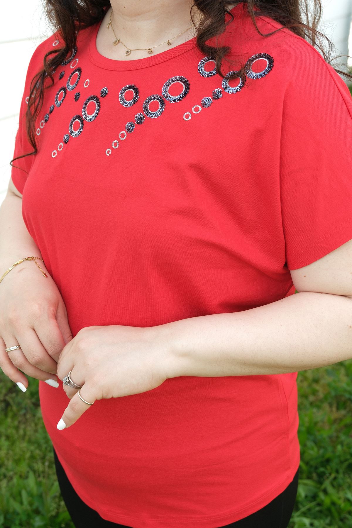 RENKTE BÜYÜK BEDEN PULLU SİMLİ HALKA NAKIŞLI KIRMIZI BLUZ