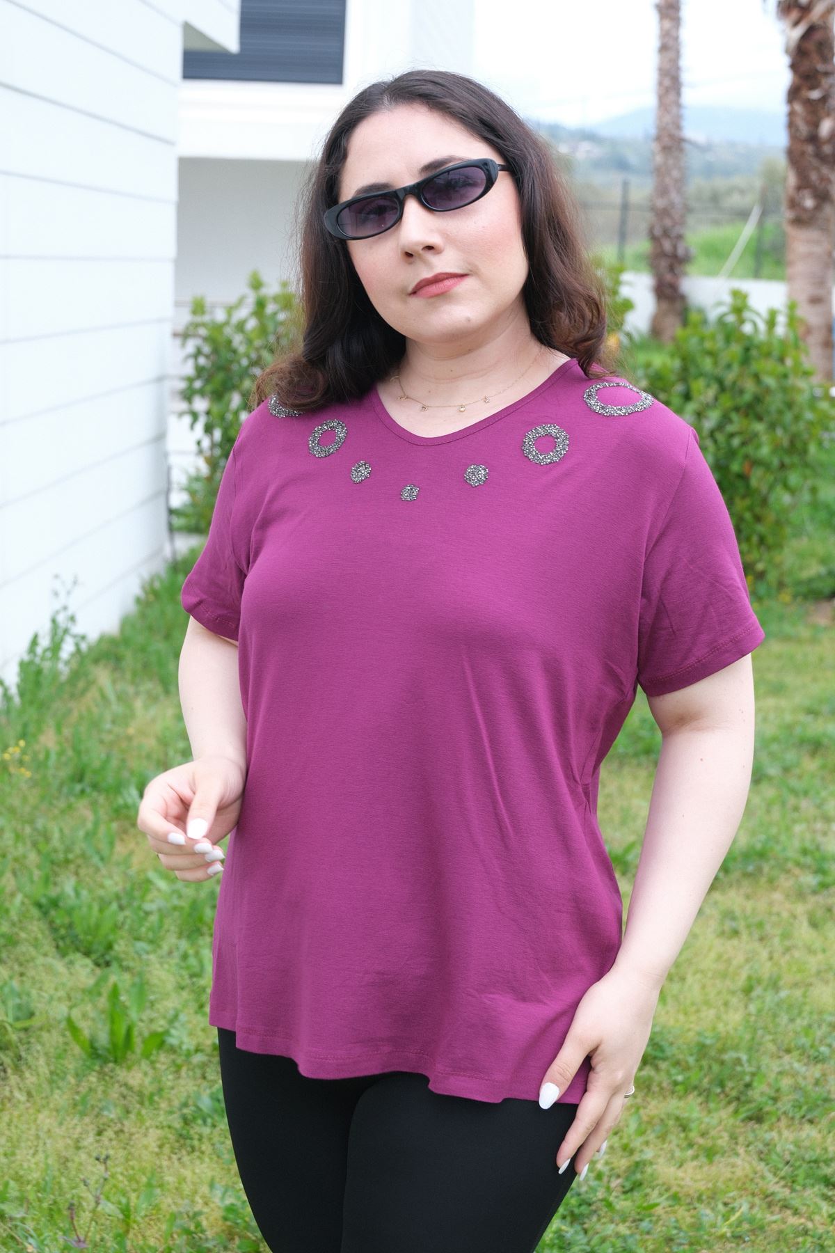 RENKTE BÜYÜK BEDEN YAKASI HALKA TAŞLI MOR BLUZ