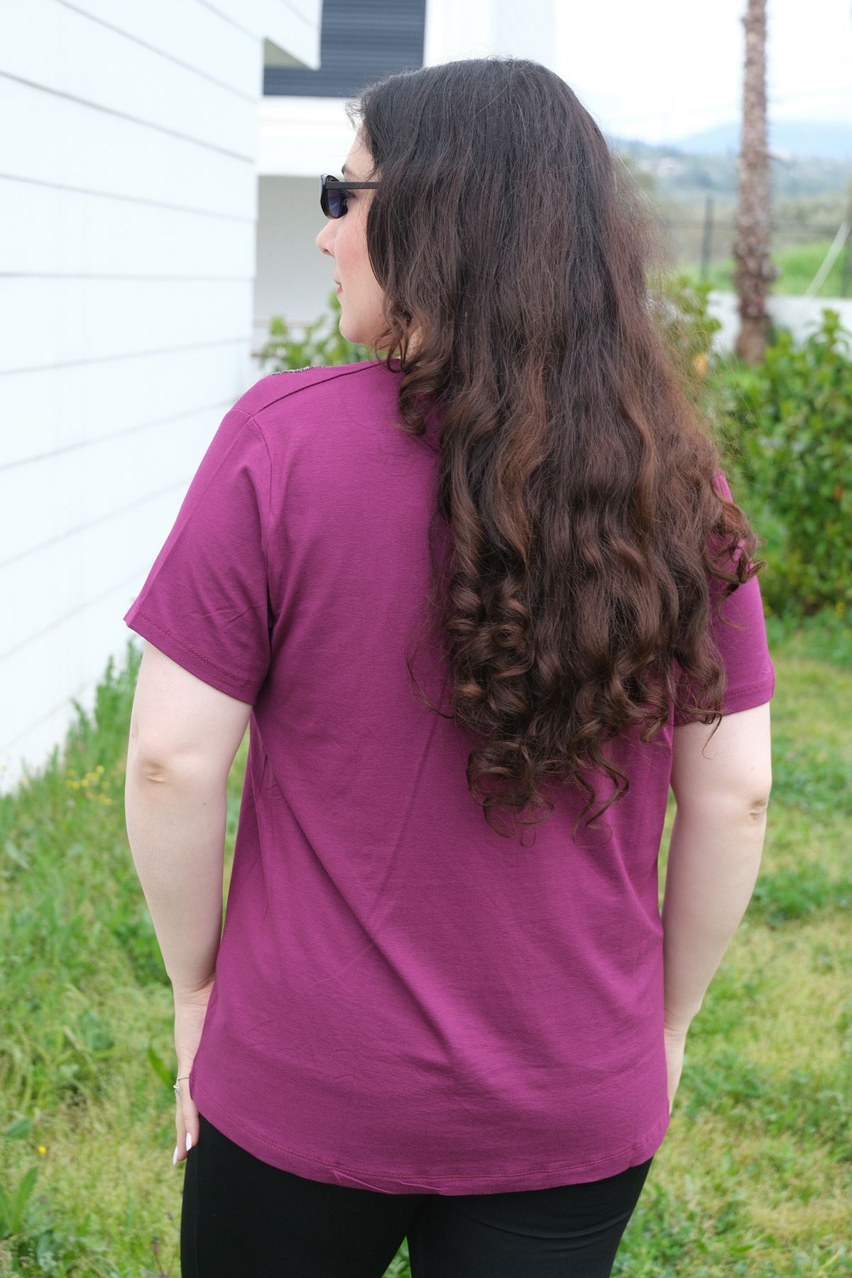 RENKTE BÜYÜK BEDEN YAKASI HALKA TAŞLI MOR BLUZ