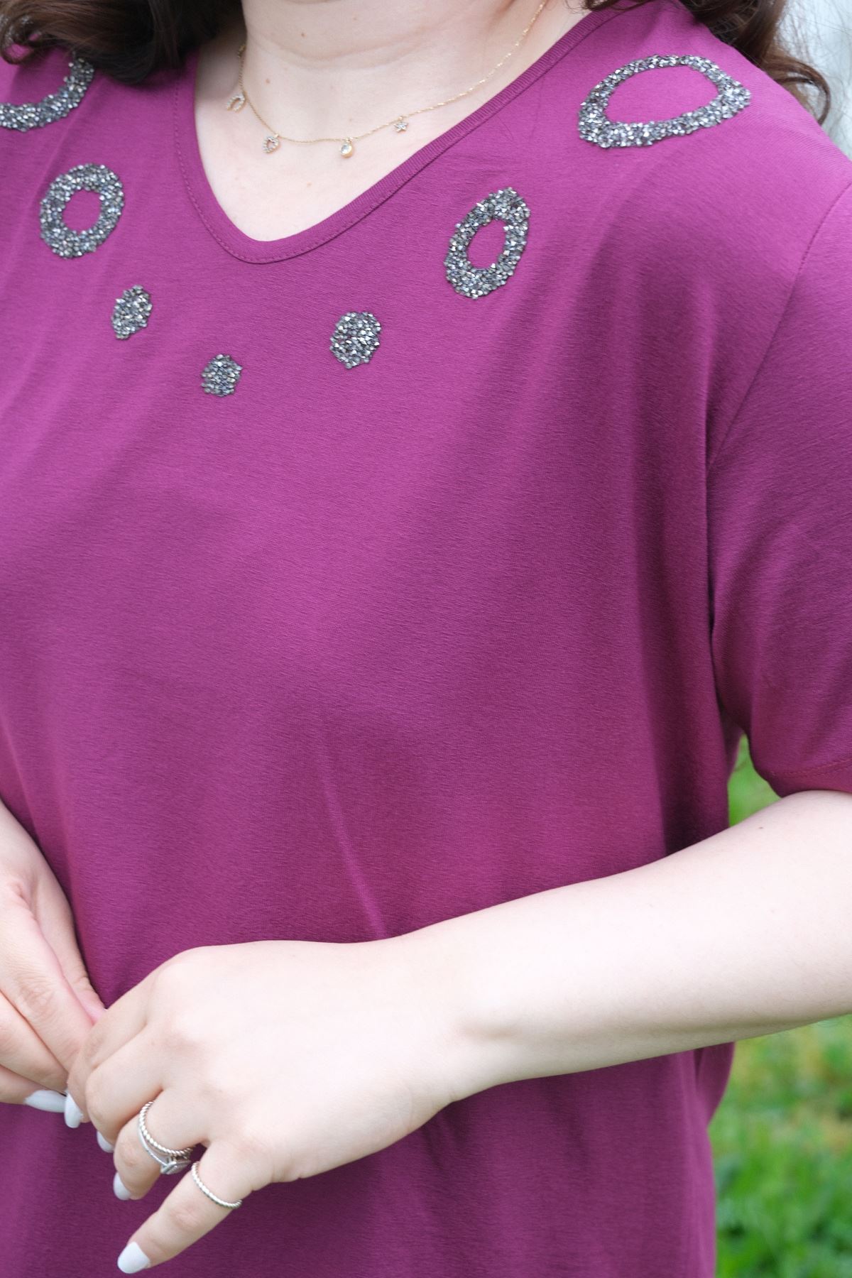 RENKTE BÜYÜK BEDEN YAKASI HALKA TAŞLI MOR BLUZ