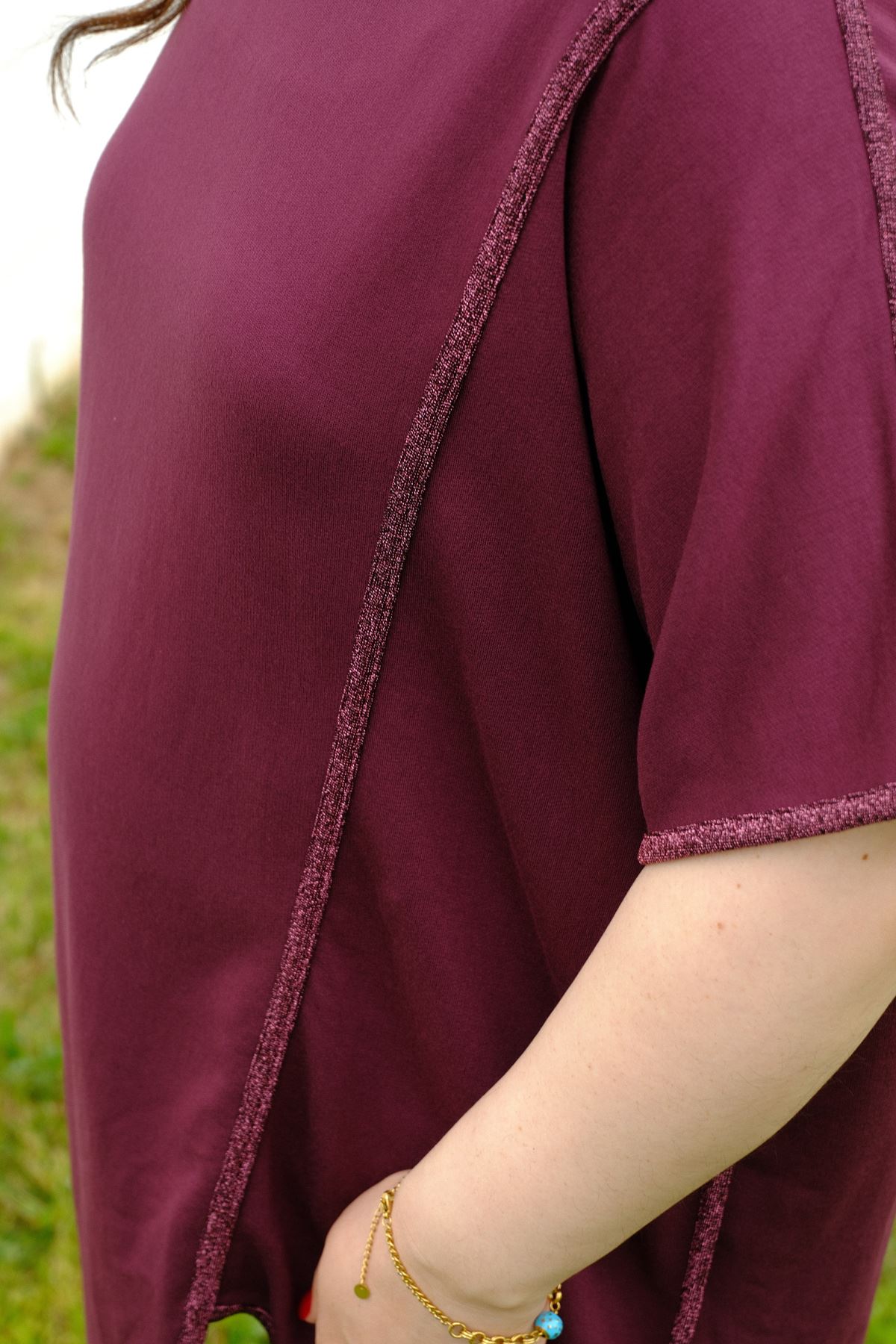 RENKTE GENİŞ KESİM SİMLİ BİYE DETAY VİŞNE BLUZ