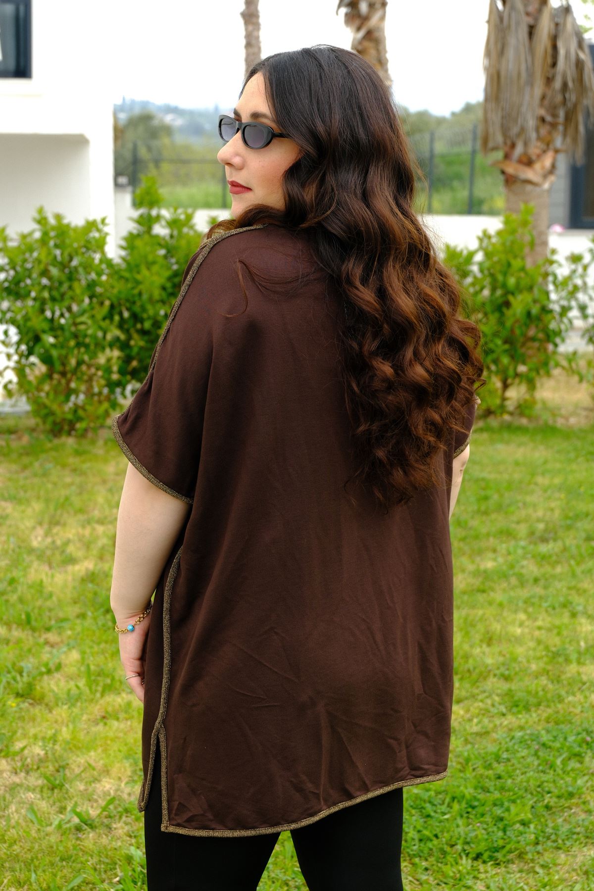 RENKTE GENİŞ KESİM SİMLİ BİYE DETAY KAHVERENGİ BLUZ