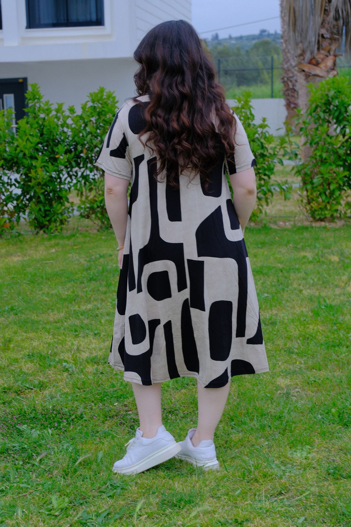 RENKTE DESENLİ BATTAL BEDEN PAMUKLU ESNEK ELBİSE