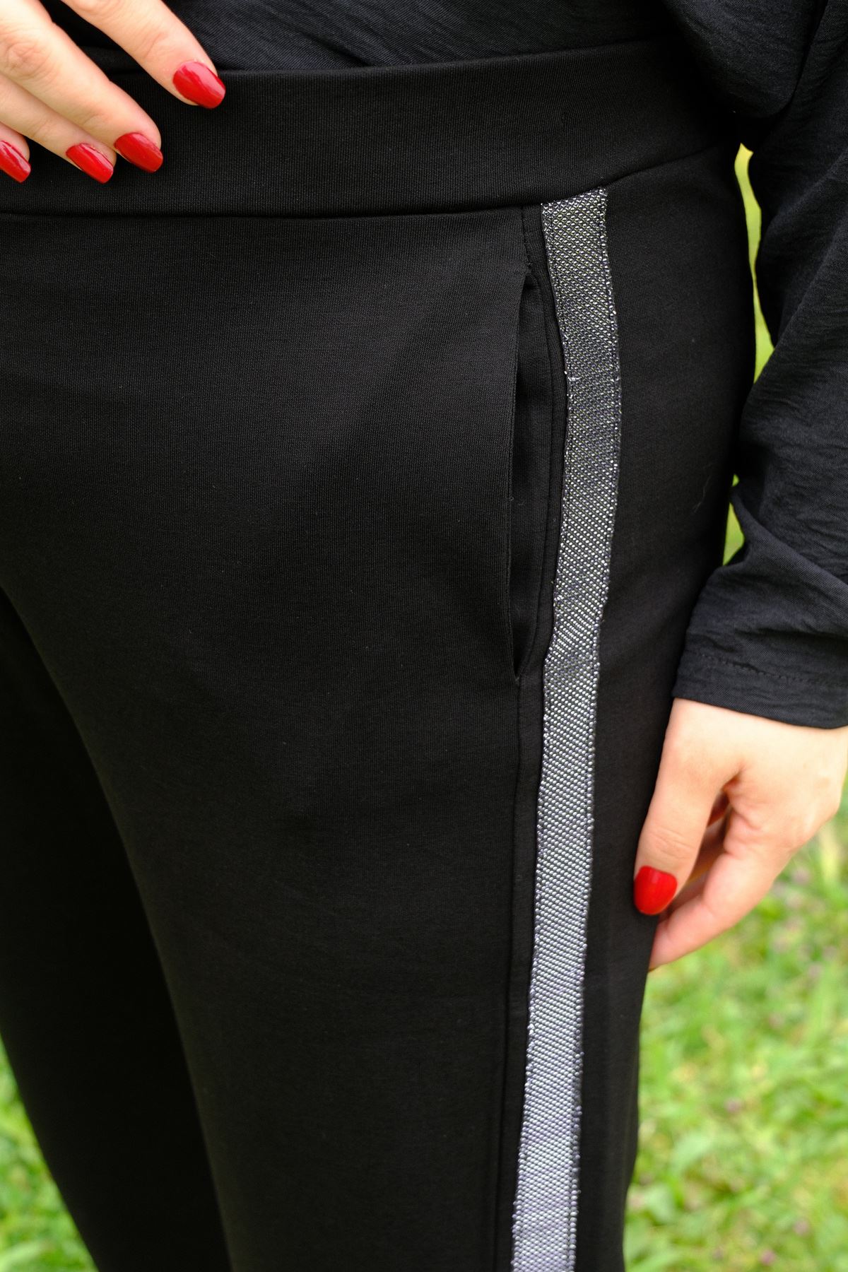 RENKTE BÜYÜK BEDEN YANI PARLAK ŞERİTLİ SİYAH ALT