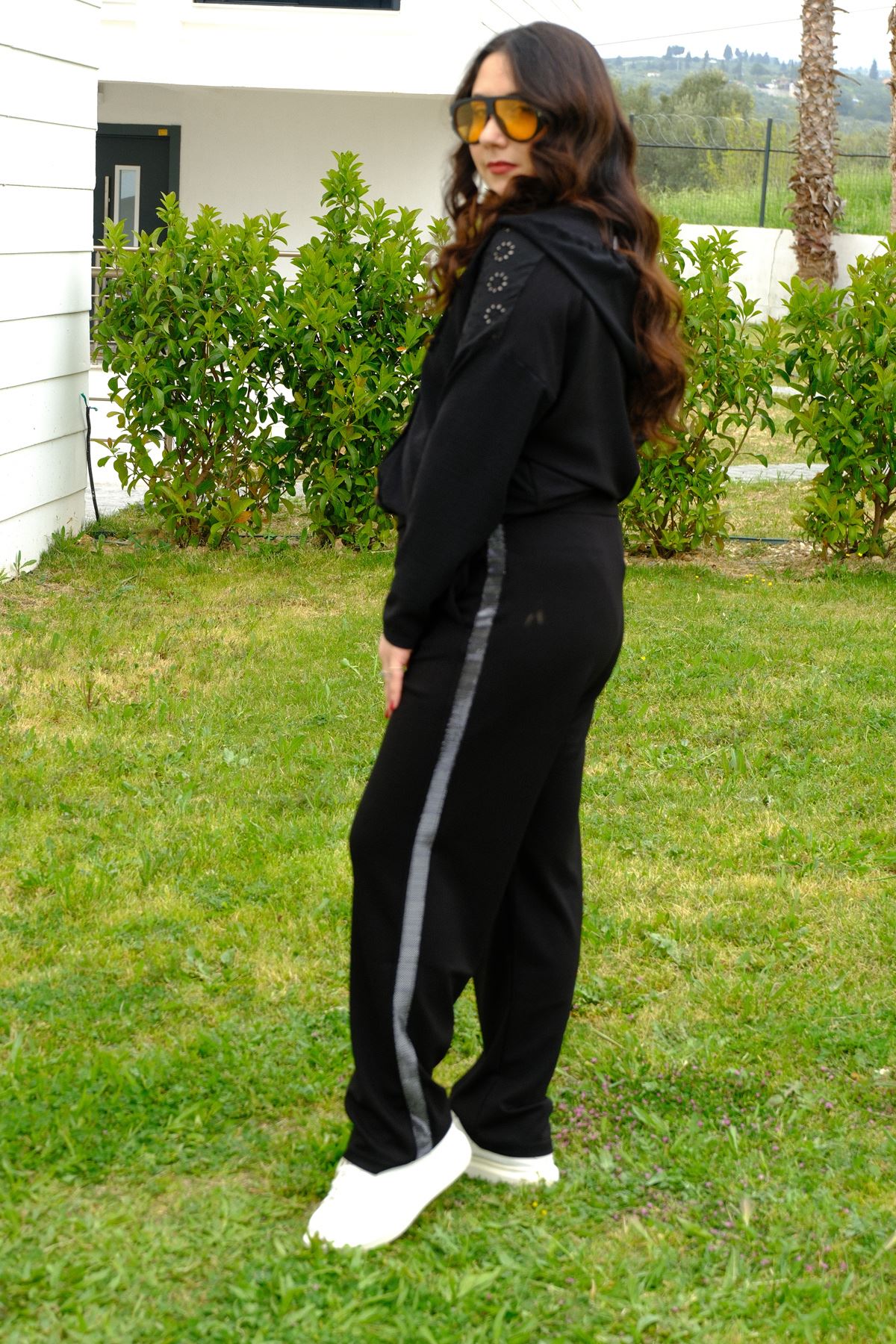 RENKTE BÜYÜK BEDEN YANI PARLAK ŞERİTLİ SİYAH ALT