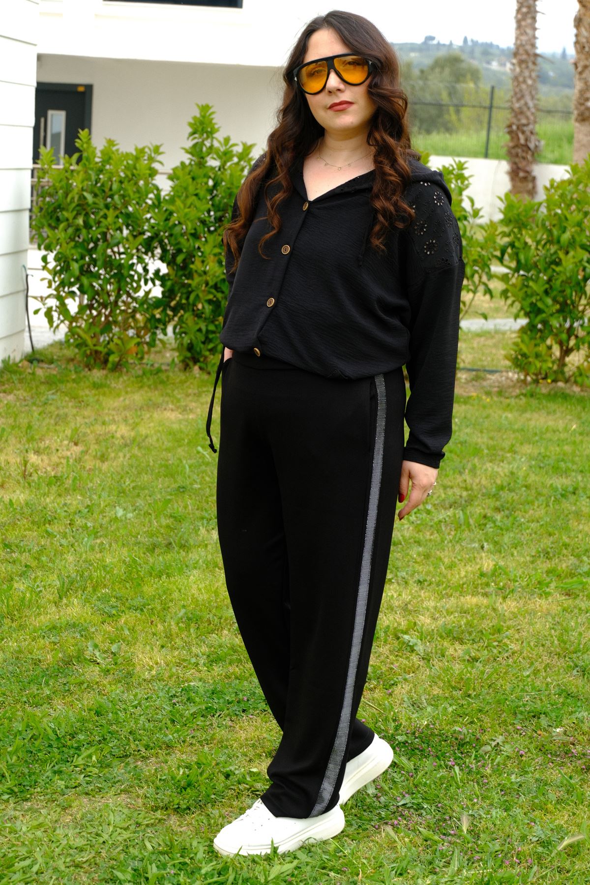 RENKTE BÜYÜK BEDEN YANI PARLAK ŞERİTLİ SİYAH ALT