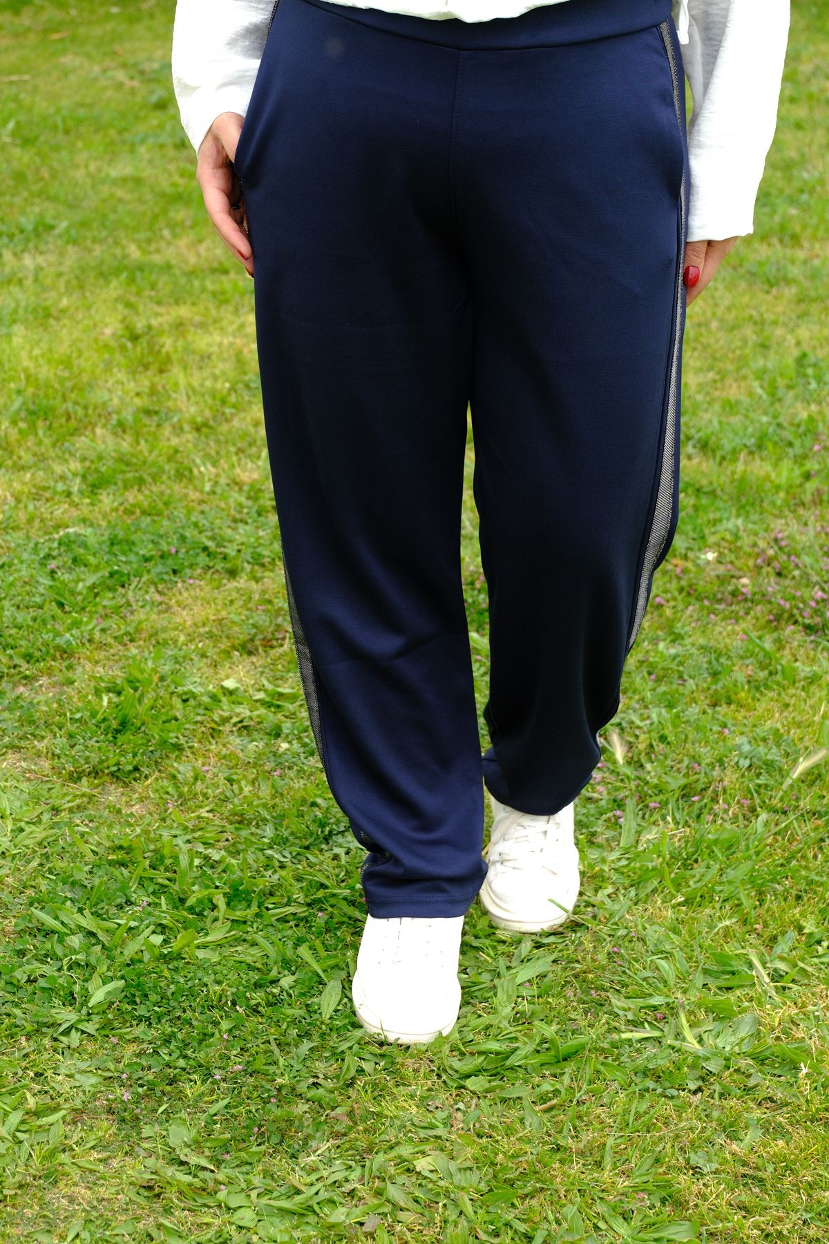 RENKTE BÜYÜK BEDEN YANI PARLAK ŞERİTLİ LACİVERT ALT