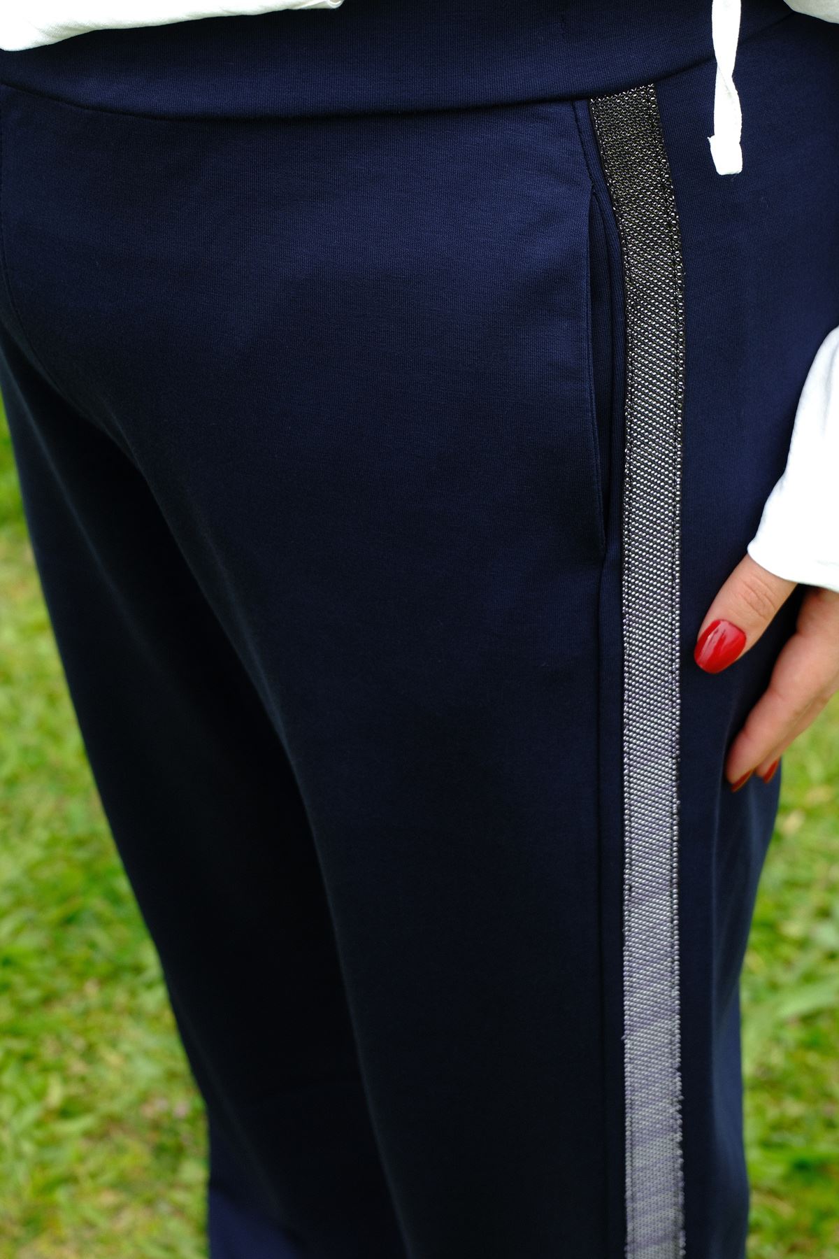 RENKTE BÜYÜK BEDEN YANI PARLAK ŞERİTLİ LACİVERT ALT