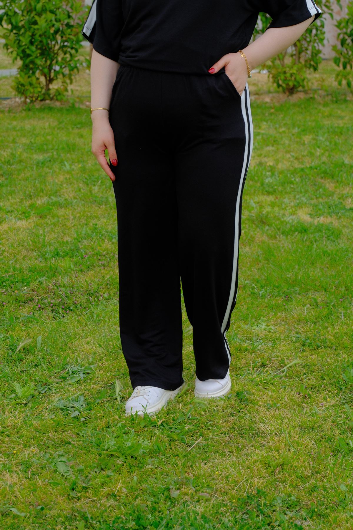 RENKTE BÜYÜK BEDEN ŞERİTLİ SİYAH TAKIM