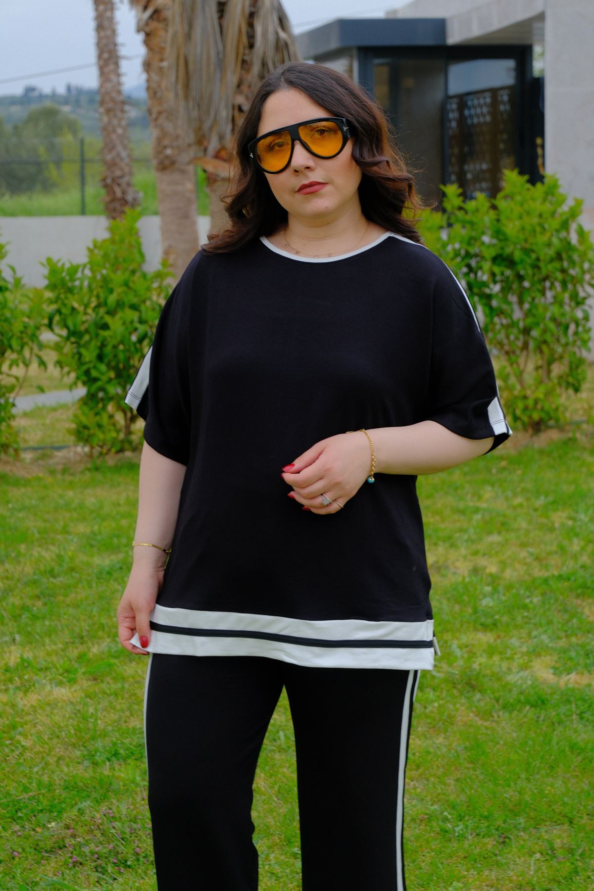 RENKTE BÜYÜK BEDEN ŞERİTLİ SİYAH TAKIM