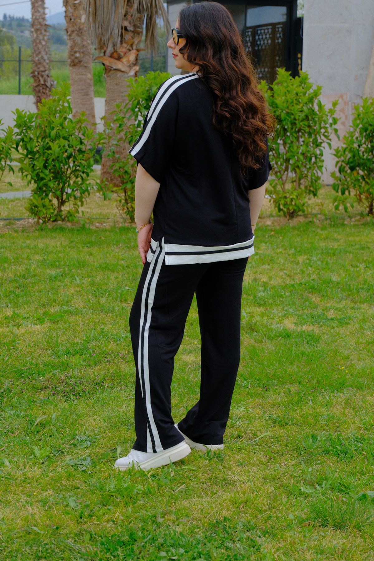 RENKTE BÜYÜK BEDEN ŞERİTLİ SİYAH TAKIM