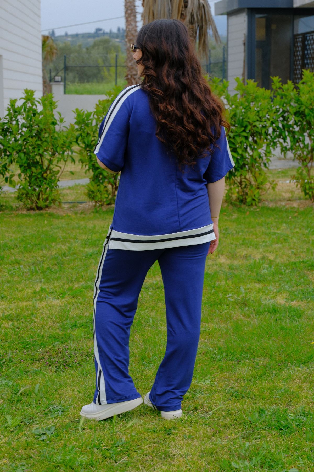 RENKTE BÜYÜK BEDEN ŞERİTLİ LACİVERT TAKIM